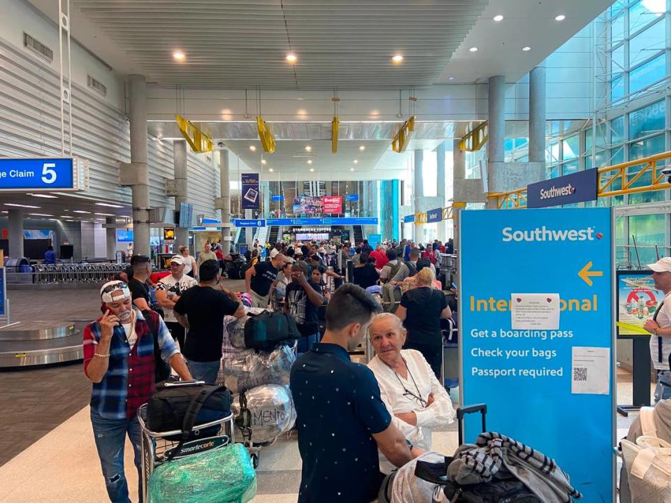 Pasajeros comienzan el proceso de documentación en largas filas en el mostrador de documentación de Southwest Airlines en el Aeropuerto Internacional de Fort Lauderdale, el viernes 14 de abril de 2023 por la mañana.