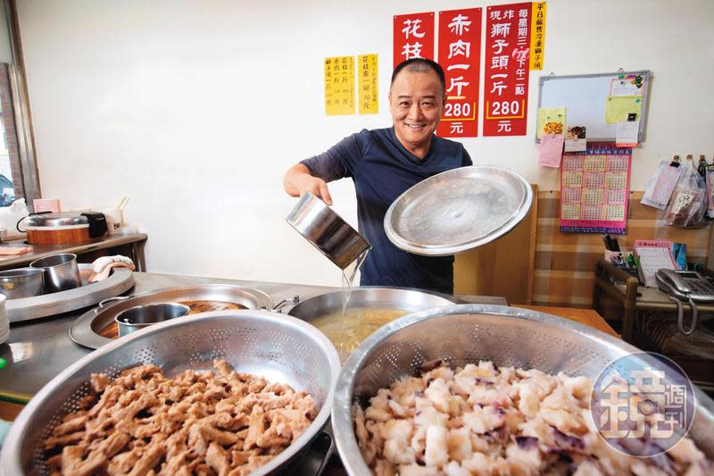 小廚師花枝羹老闆馮坤志，曾經是三重名店「曾記花枝羹」創辦人的女婿，他改良湯頭配料，闖出一番名號。