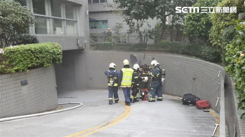 台北市內湖區金矽谷財經大樓地下室發生火警。（圖／翻攝畫面）