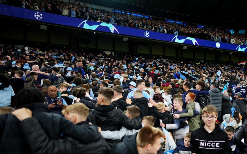 Man City fans do the Poznan - Getty Images)/Lexy Ilsley