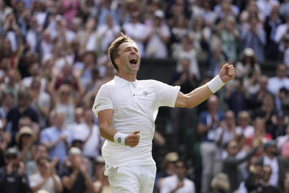 El británico Liam Broady celebra después de derrotar al noruego Casper Ruud en el partido de individuales del Dia 4 en el torneo de tenis de Wimbledon, en Londres, el jueves 6 de julio de 2023. (AP Foto/Kirsty Wigglesworth)