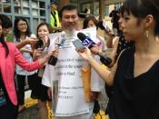 Independent Zeng Guoyan pulls out of race, wearing a bib which says "there is no justice in the system and the law is blind". (Yahoo! photo)