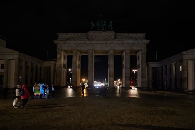 Berlin takes part in the global "Earth Hour" campaign by switching off the lights at the Brandenburg Gate. With "Earth Hour", the environmental protection organization World Wide Fund For Nature (WWF) wants to set an example for climate and environmental protection. This year's motto is: "Your hour for the Earth!". Joerg Carstensen/dpa