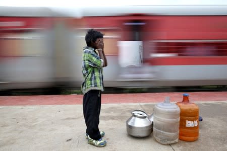 The Wider Image: The Indian children who take a train to collect water