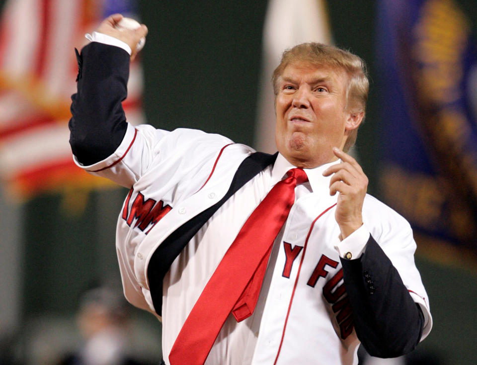 ARCHIVO - El ex presidente Donald Trump hace el primer lanzamiento antes del inicio de un juego entre los Medias Rojas de Boston y los Yankees de Nueva York en Boston el 18 de agosto de 2006. (Foto:  REUTERS/Jessica Rinaldi)