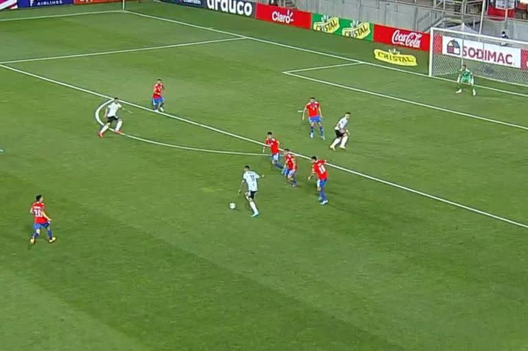 Di María está por sacar el zurdazo del 1-0 parcial de la Argentina contra Chile en Calama, por las eliminatorias.