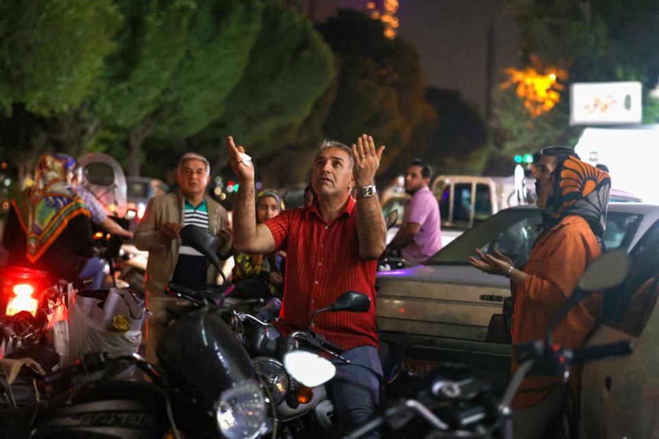 En el centro de Teherán se vio a varios iraníes rezar por el presidente Ebrahim Raisi y el ministro de Asuntos Exteriores Hossein Amir-Abdollahian en la plaza Valiasr, en el centro de la capital de Irán, el 19 de mayo de 2024. (Crédito: ATTA KENARE/AFP via Getty Images)