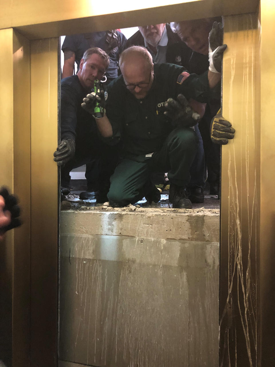 El equipo que rescató a las personas atrapadas en el ascensor. Katy Martinez/via REUTERS