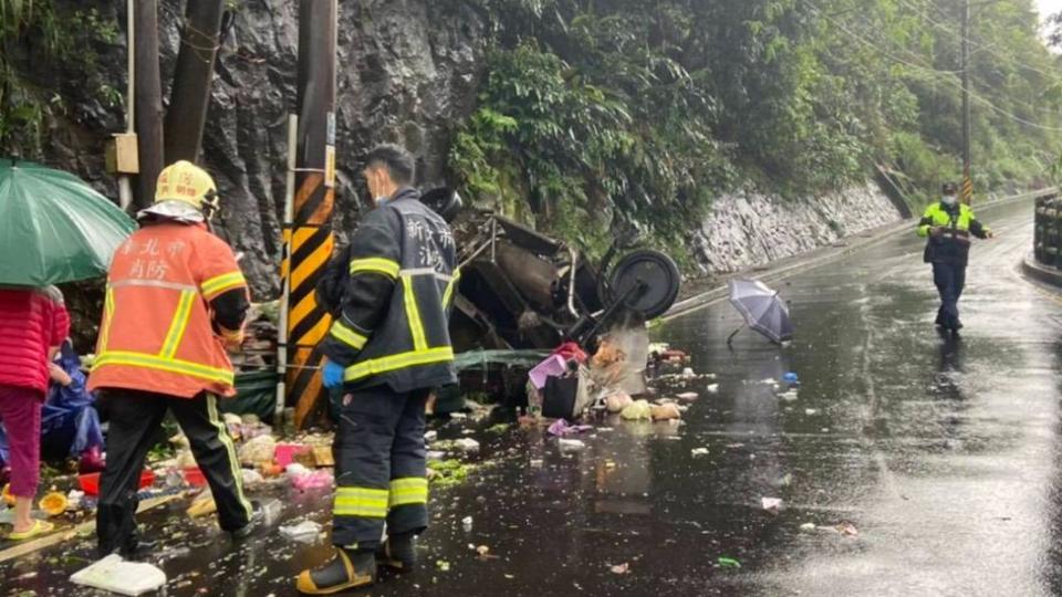 這對夫妻開著拼裝三輪車賣菜，經過下坡路段，疑似剎車疑似失靈，才造成這起不幸意外。（圖／瑞芳分局提供）