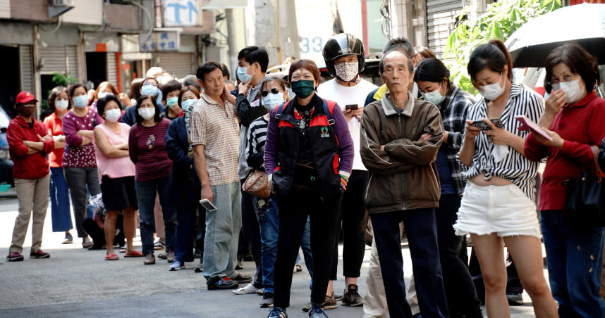 台灣民眾因為疫情關係，必須靠健保卡證件才能在規定的通路購買口罩。（圖／報系資料照片）