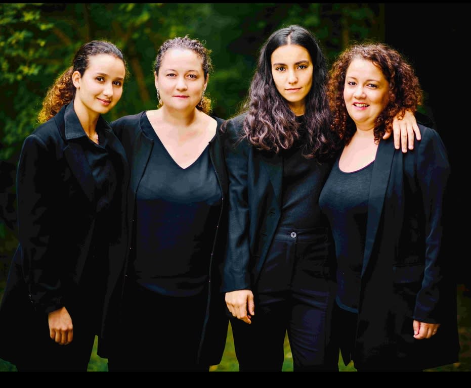 圖說：《交響狂花》由女星歐萊雅阿瑪拉（Oulaya Amamra,左一）和莉娜艾兒阿拉比（Lina El Arabi,右二）詮釋女指揮家札希雅齊奧尼（Zahia Ziouani, 左二）和她雙胞胎妹妹大提琴家費圖瑪(Fettouma Ziouani, 右一)。（照片提供/海鵬影業）