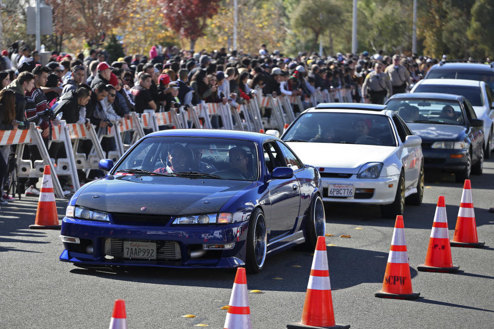 Miles de fans se reunieron cerca del lugar en el que Paul Walker y Roger Rodas murieron, 2013. REUTERS/Jonathan Alcorn (UNITED STATES - Tags: OBITUARY ENTERTAINMENT TRANSPORT)