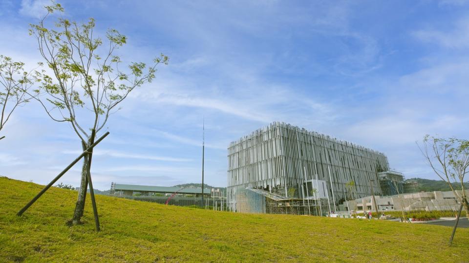 新北市美術館戶外園區已於4月15日開園供民眾體驗，有關園區步道破損部分，屬於尚未開放區域，新工處已經要求廠商在6月底前完成復舊；針對園區內部分草皮積水問題，預計5月底前可以完成。   圖：新北市工務局提供