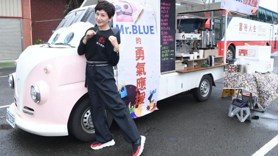 華視藍宜楨總經理為劇組送上應援餐車，陳亞蘭開心為劇組加菜。（圖／華視提供）