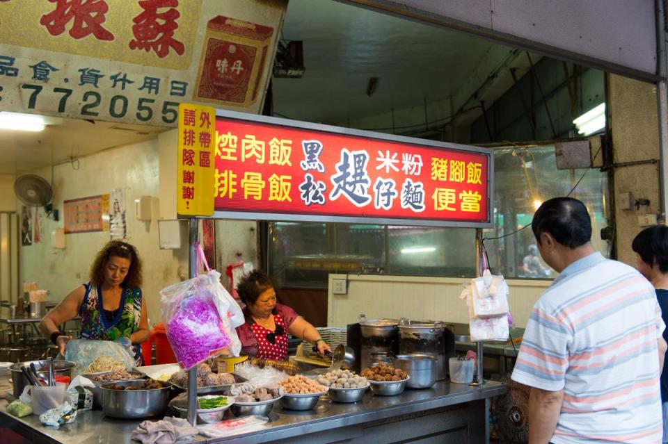 「黑松趩仔麵」是市場排隊美食。