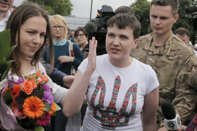 烏克蘭女飛官薩夫琴科（Nadezhda Savchenko）接受民眾歡迎。（美聯社）