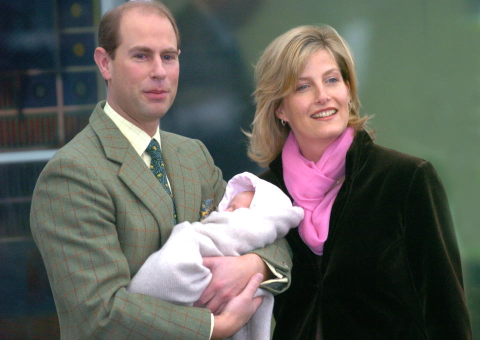 FRIMLEY, UNITED KINGDOM - NOVEMBER 23:  The Earl And Countess Of Wessex (prince Edward And Sophie Wessex) As Proud Parents Leaving Frimley Park Hospital With Their 2 Week-old Baby Daughter, Lady Louise Windsor.  (Photo by Tim Graham Picture Library/Getty Images)