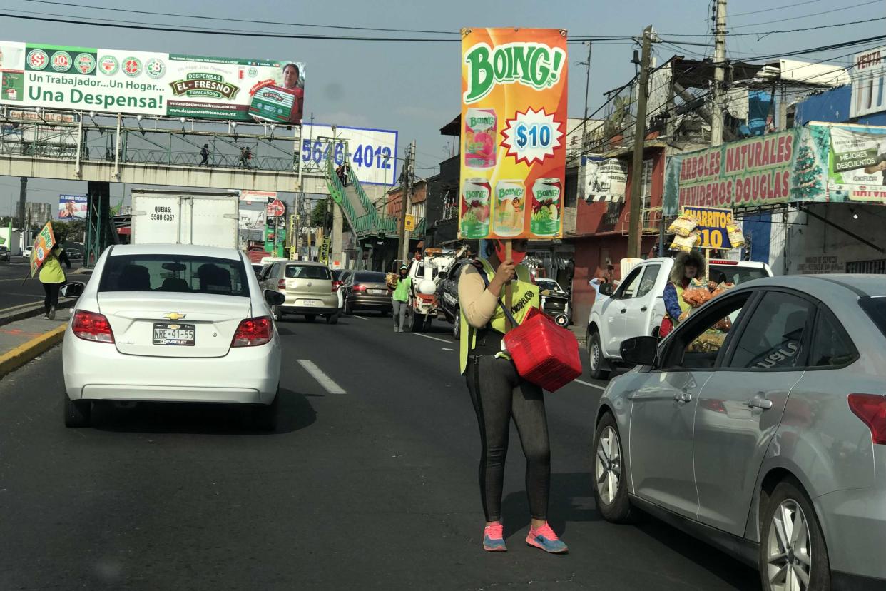 ECATEPEC, Méx.- 9 de diciembre de 2020. Mary desconoce que desde el  miércoles Ecatepec cambió de semáforo epidemiológico de naranja a rojo por el incremento de casos de COVID-19. Mary, quien vende jugos sobre la avenida Central, asegura que si no trabaja no come ella ni su familia. Foto: Agencia EL UNIVERSAL/EELG 