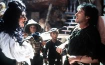 <p>"Hook" (1991) steht in Sachen Anspruch vielleicht nicht in einer Reihe mit "Die Reifeprüfung" oder "Rain Man", aber auch hier brillierte Dustin Hoffman (links). Vor allem zeigte er sich als rachelüsterner Gegenspieler von Peter Pan (Robin Williams) mal von einer ganz neuen Seite. Dustin Hoffman als schurkischer, gemeiner Pirat? Genial! (Bild: TriStar Pictures)</p> 