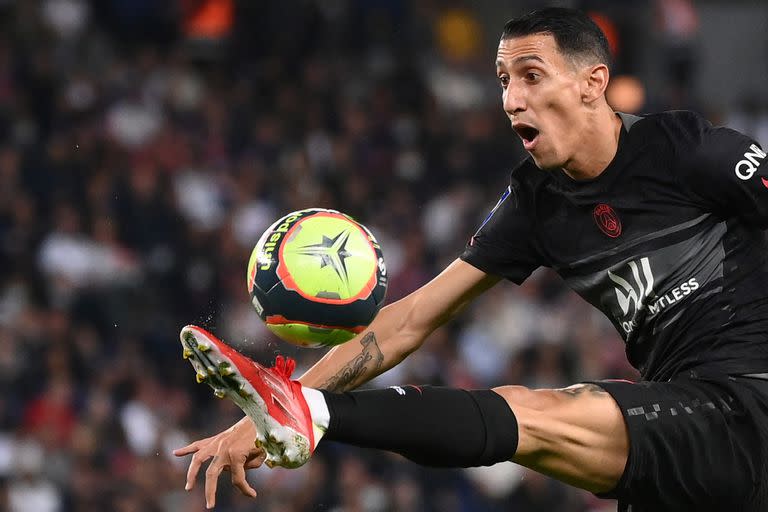 Paris Saint-Germain's Argentinian midfielder Angel Di Maria controls the ball during the French L1 football match between Paris Saint-Germain (PSG) and Montpellier (MHSC) at The Parc des Princes stadium in Paris on September 25, 2021. (Photo by FRANCK FIFE / AFP)