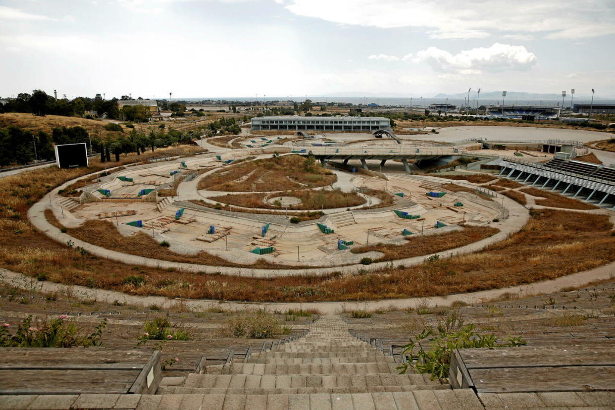 Les installations ayant accueilli les épreuves de canoë et de kayak du complexe olympique d'Hellenikon, au sud d'Athènes, ici le 16 juillet 2014.  - Credit:Yorgos Karahalis/Reuters