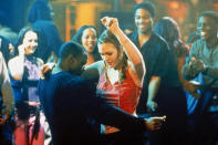 ... tanzte sich Julia Stiles 2001 in „Save the Last Dance“ (im Bild mit Sean Patrick Thomas) in die Herzen der Zuschauer. Später verliebte sie sich Hals über Kopf in einen dänischen Prinzen („Der Prinz & ich“), spielte neben Julia Roberts in „Mona Lisas Lächeln“ und gab in der „Bourne“-Filmreihe die CIA-Agentin Nicky Parsons. Neben ihrer Schauspielkarriere studierte Julia Stiles an der Columbia University in New York Englische Literatur. Auch im Fernsehen... (Bild: ddp images)