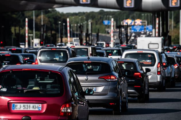 Selon Bison Futé, il y aura beaucoup de bouchons sur les routes de France durant le weekend de chassé-croisé entre juilletistes et aoutiens (photo d'archive prise en août 2020 au péage de Saint-Arnoult). (Photo: MARTIN BUREAU / AFP)