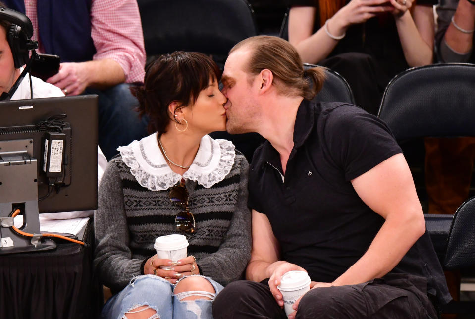 NEW YORK, NY - OCTOBER 18:  Lily Allen and David Harbour attend New York Knicks v New Orleans Pelicans preseason game at Madison Square Garden on October 18, 2019 in New York City.  (Photo by James Devaney/Getty Images)