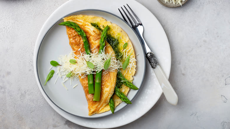 pesto omelet with asparagus