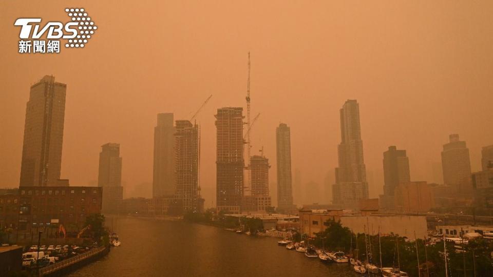 紐約受到加拿大野火帶來的濃煙影響，整座城市被橘色霧霾覆蓋。（圖／達志影像美聯社）
