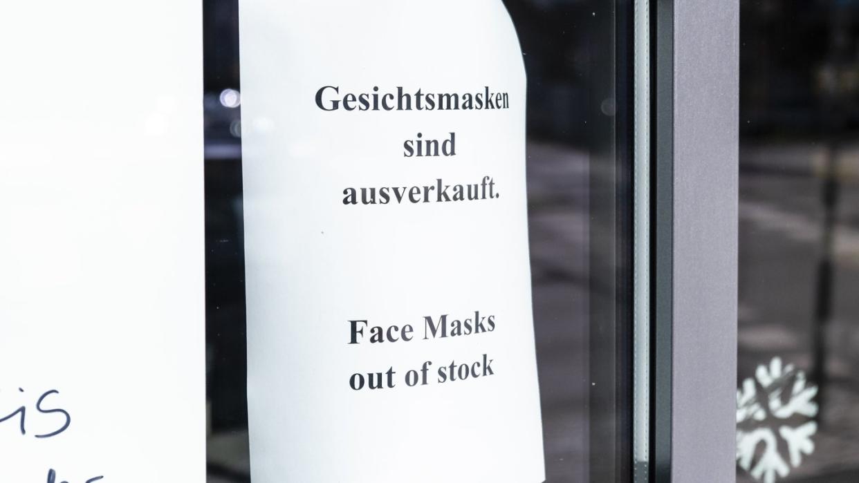 Eine Kieler Apotheke erspart ihren Kunden einen unnötigen Weg: «Gesichtsmasken sind ausverkauft - Face masks out of stock» heißt es neben der Eingangstür.