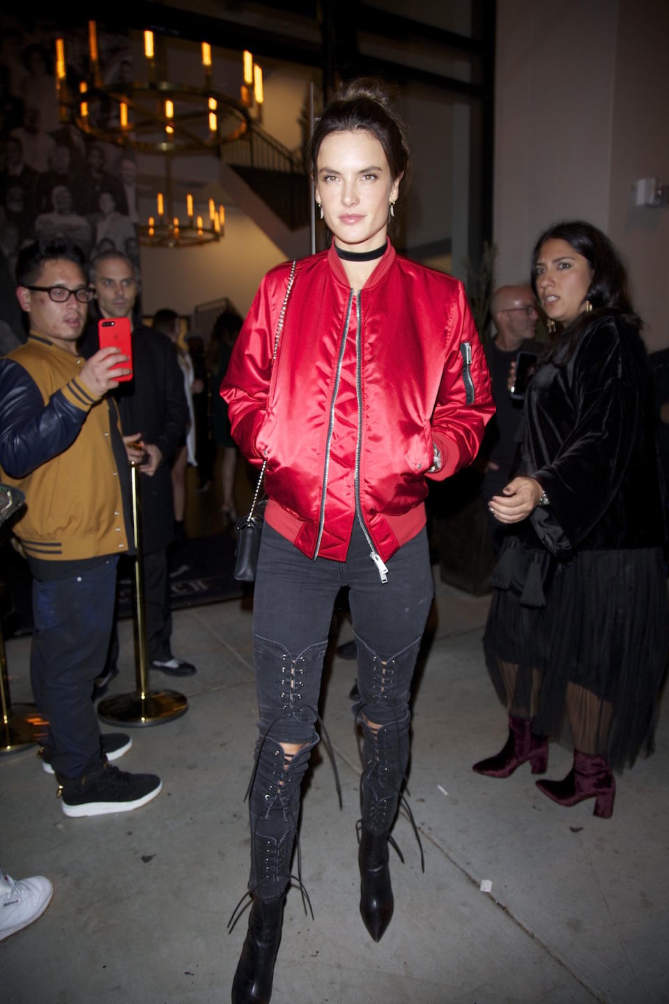 Alessandra Ambrosio bewegt sich fashionmäßig in die 90er zurück. Bomberjacke und Overknees machen den angesagten Retro-Look perfekt. (Bild: Splash News)