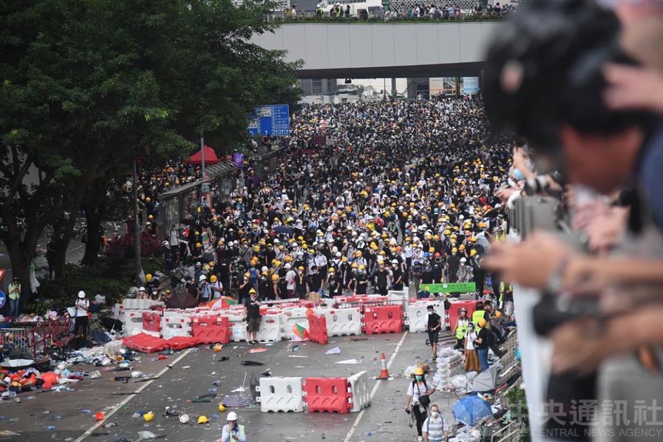 圖為香港12日有大批民眾聚集在立法會外並占領金鐘主要幹道抗議逃犯條例修訂。（中央社／資料照）