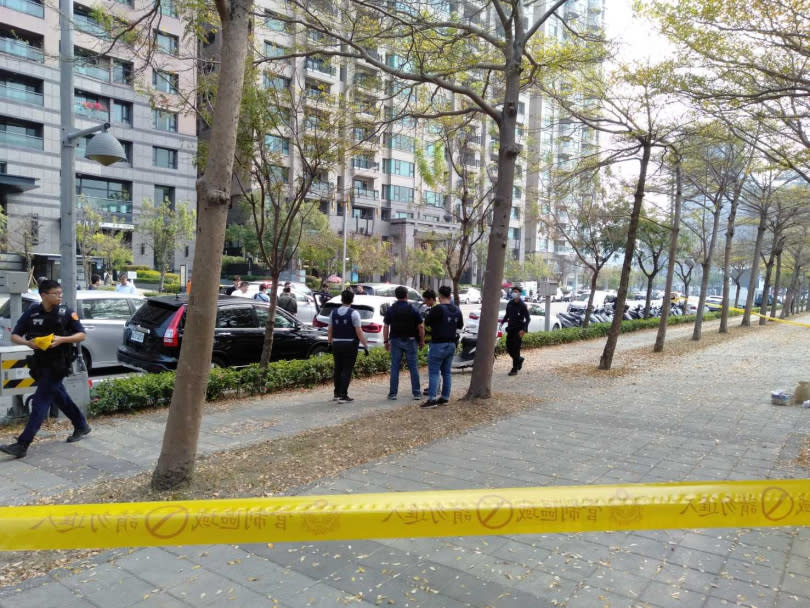 槍擊案發生在前總統陳水扁住宅大樓前。（圖／讀者提供）