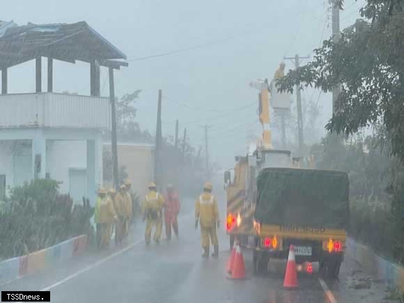 不論停電原因為何，台電同仁皆第一時間不畏風雨、趕赴前線緊急搶修。