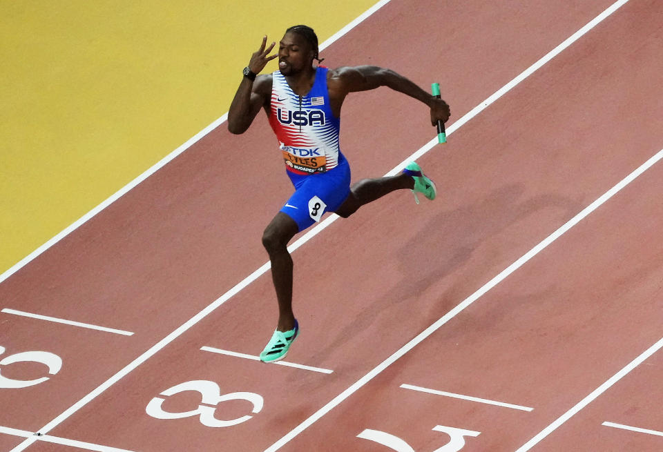 Noah Lyles celebrates as he crosses the finish line to win the Men's 4x100m Final (REUTERS/Fabrizio Bensch)