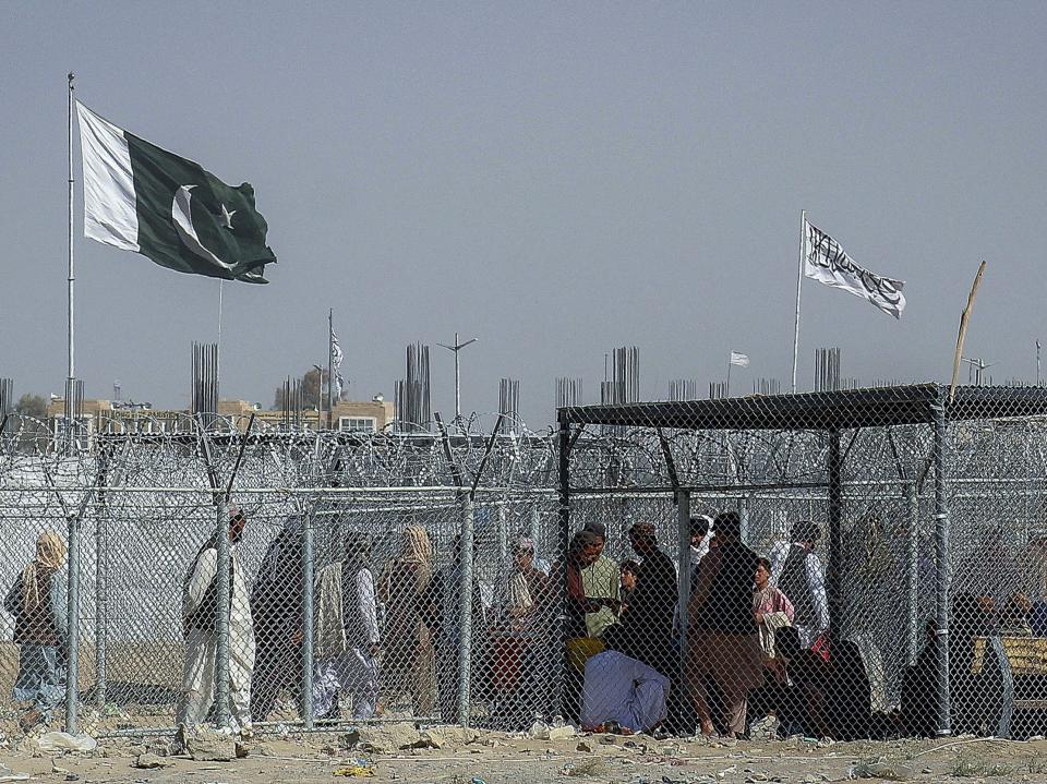 Afghanistan-Pakistan border crossing Taliban flag