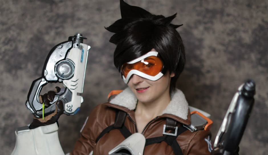 Talented Cosplayer Brings Overwatch 2 Tracer to Life