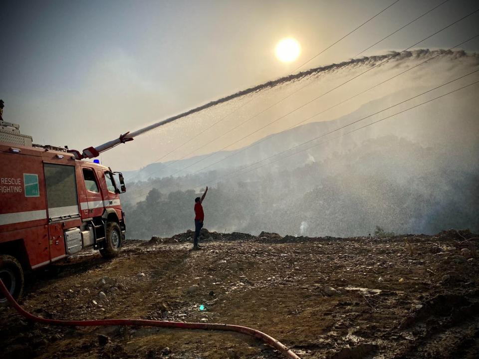 Les pompiers en intervention à Milas, en Turquie.  - SERDAR GURBUZ