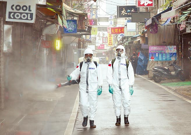 桃園機場爆發群聚感染，陸軍33化學兵群5日再前往已休市的中壢忠貞市場消毒。（陳怡誠攝）