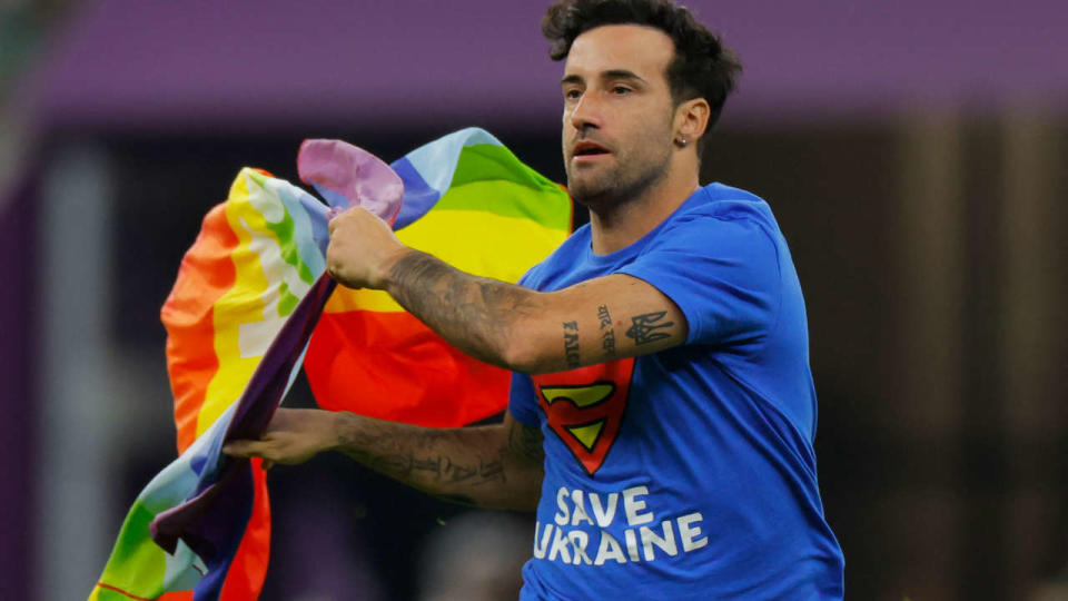 Mario Ferri a pénétré la pelouse du stade de Lusail à Doha lors du match Portugal-Uruguay le 28 novembre.