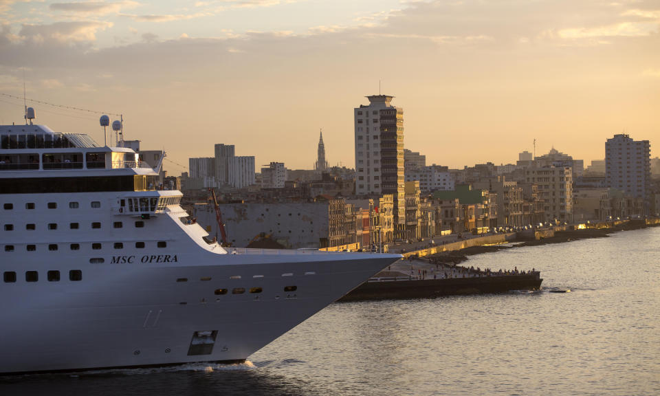 ARCHIVO - En esta foto del 4 de febrero de 2016, el crucero MSC Opera navega por el Malecón de La Habana, Cuba. (AP Foto/Desmond Boylan)