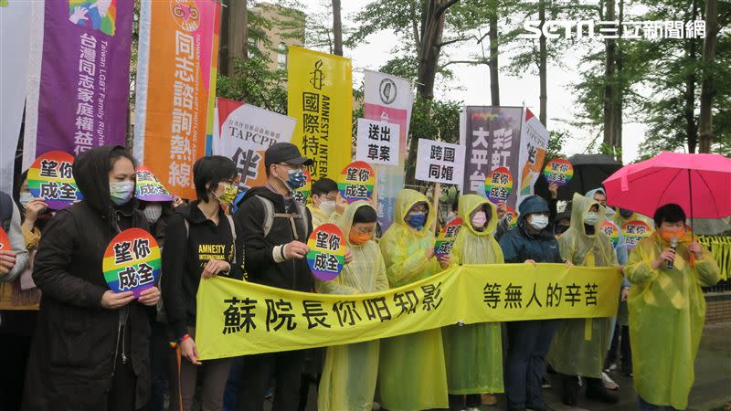 台灣伴侶權益推動聯盟等多個性別人權團體，14日再次赴行政院要求儘速送出「涉外民事法律適用法」修正草案。（圖／記者盧素梅攝影)