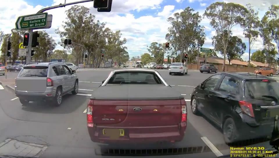 The black Echo pulls up just as the light turns amber. Source: Facebook: Dash Cam Owners Australia