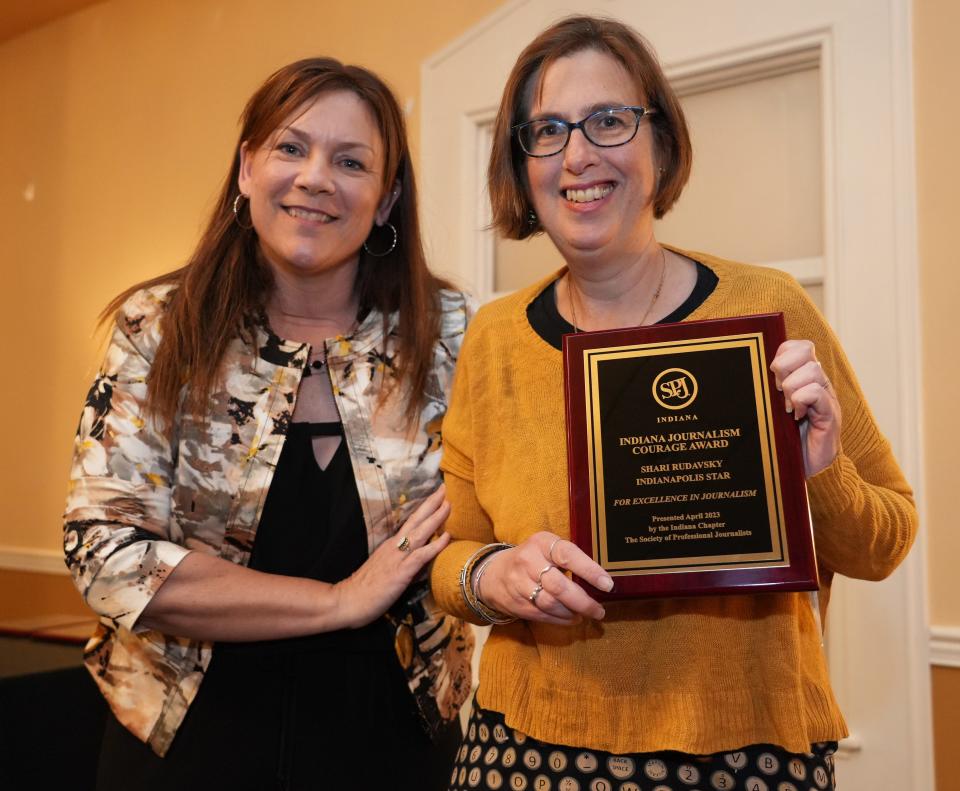 Lisa Renze (left), Indiana SPJ president, presents the Indiana Journalism Courage Award to IndyStar reporter Shari Rudavsky.