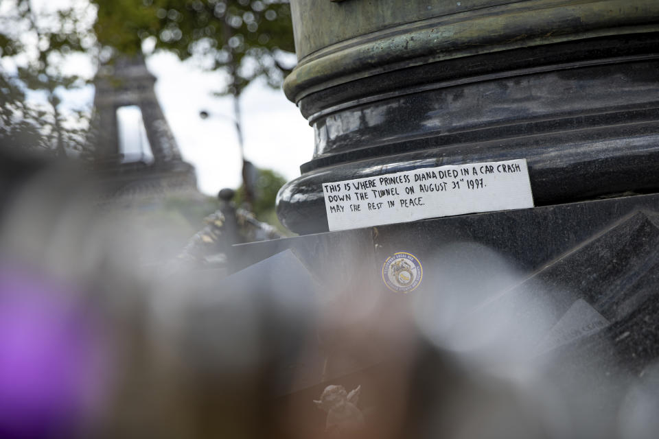 Un letrero en el monumento Llama de la Libertad, cerca del Túnel Pont de l'Alma donde la princesa sufrió un accidente mortal en París, el miércoles 24 de agosto de 2022. Han pasado casi 25 años desde que la princesa Diana murió por un accidente automovilístico a alta velocidad en París. El médico francés que la atendió en el lugar, relata lo ocurrido el 31 de agosto de 1997 a The Associated Press. (Foto AP/Aurélien Morissard)