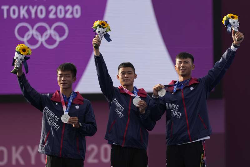 2021年7月26日，東京奧運，台灣代表隊射箭選手勇奪銀牌，左起：鄧宇成、湯智鈞、魏均珩（AP）