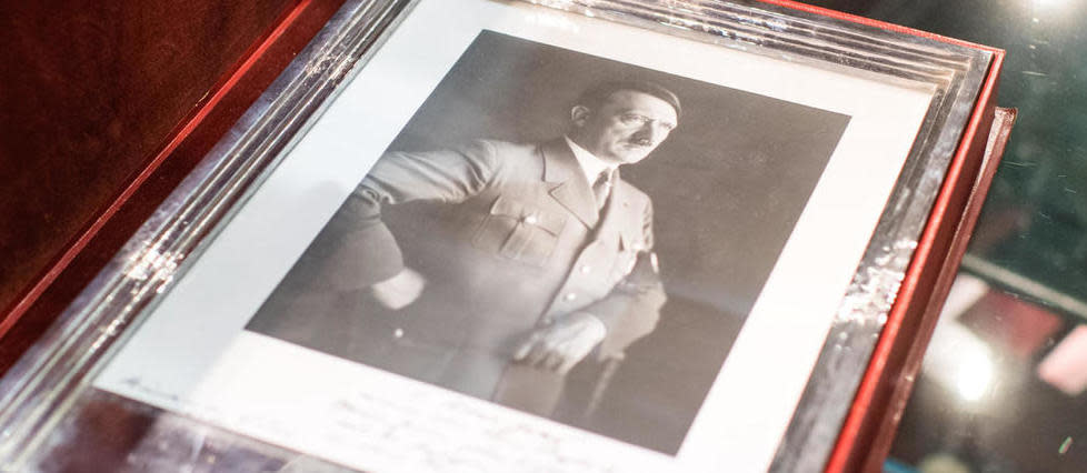 Une photo de Hitler, vendue lors d'une vente aux enchères en Allemagne, en novembre 2019. (Photo d'illustration)
