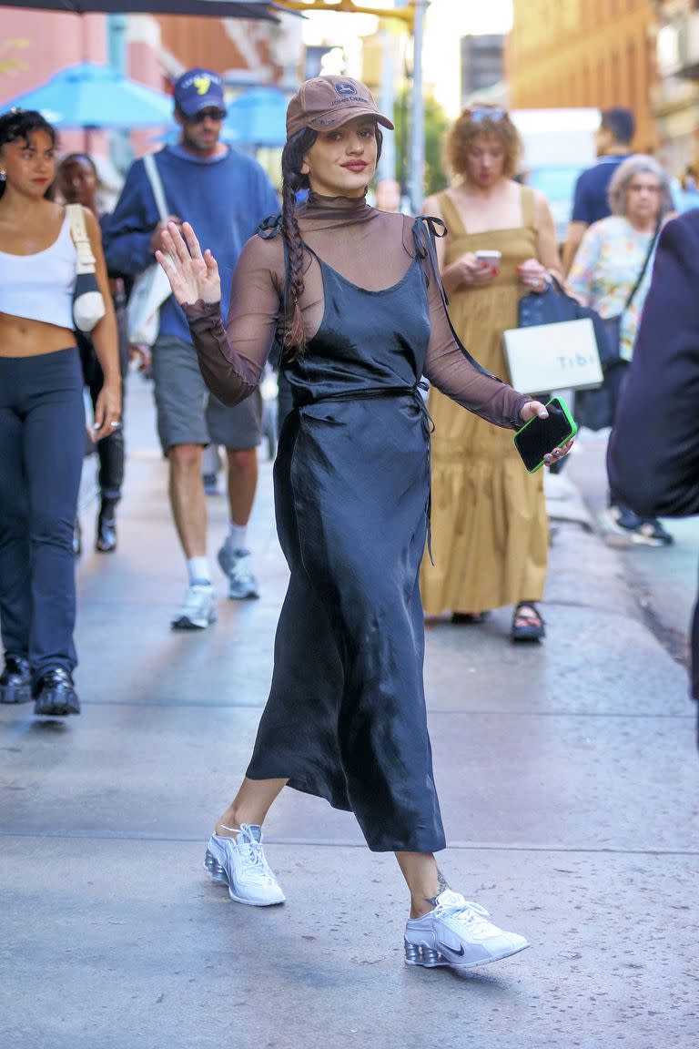 Rosalía sale del hotel Mercer en la ciudad de Nueva York