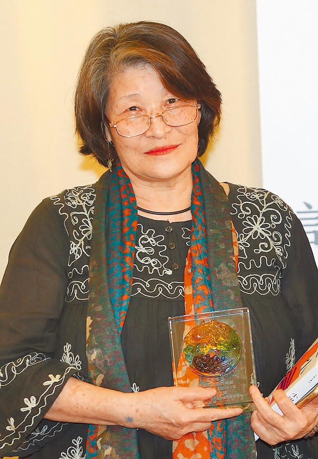 「年度散文獎」頒給70歲的袁瓊瓊，象徵傳承精神。（王英豪攝）